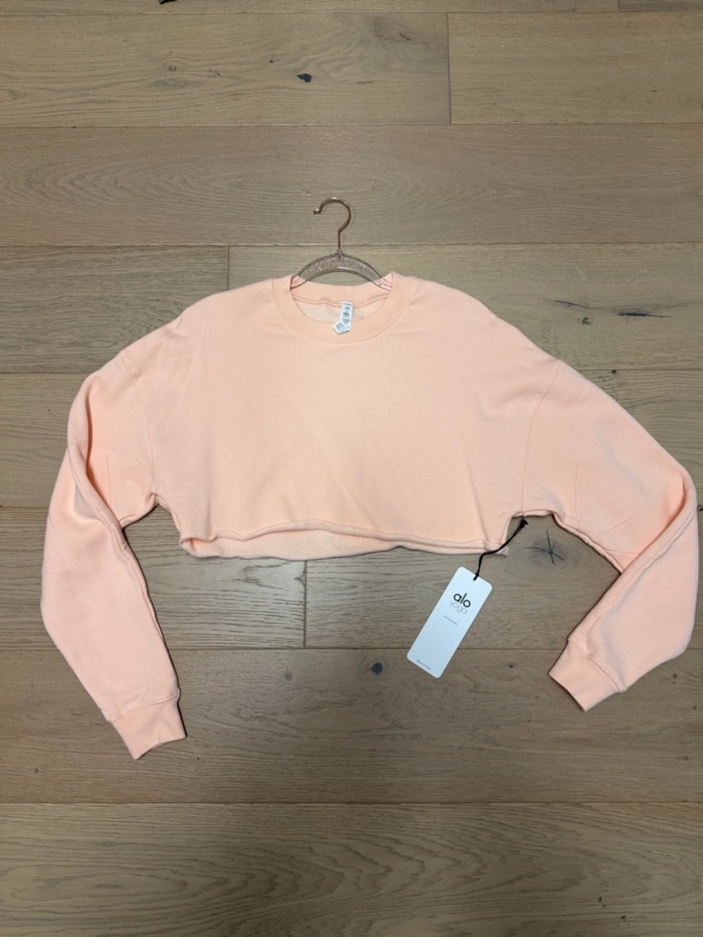 ALO Yoga Cropped Crew Sweatshirt in Glow Peach